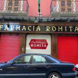 ...e quello della Farmacia Romita del 1900, in via Quintino Sella, sono stati prodotti nella stessa maniera (con vetro a cristallo). Quest�ultimo per� risalta agli occhi soprattutto per il suo strano e bizzarro carattere appartenente alla categoria detta �fantasia�, proprio perch� tende a mescolare pi� stili